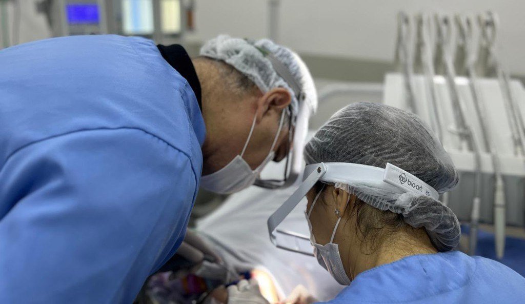 Dra. Camila Galão França e Prof. Dr. Rodrigo França em atendimento
